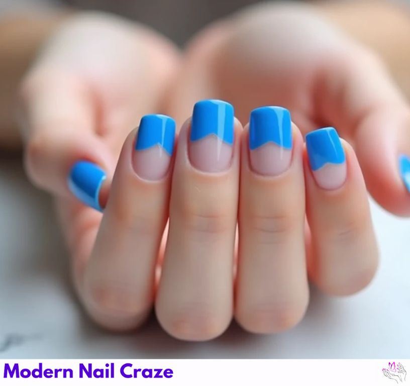 Minimalist short blue French nails short for an everyday chic look.