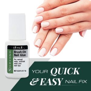 Fast-drying, easy-to-use nail glue for quick manicures.
