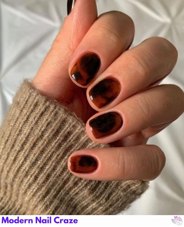 Stylish tortoiseshell nail art with warm brown tones.